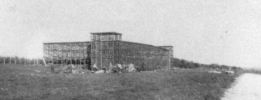 Hangar 1945